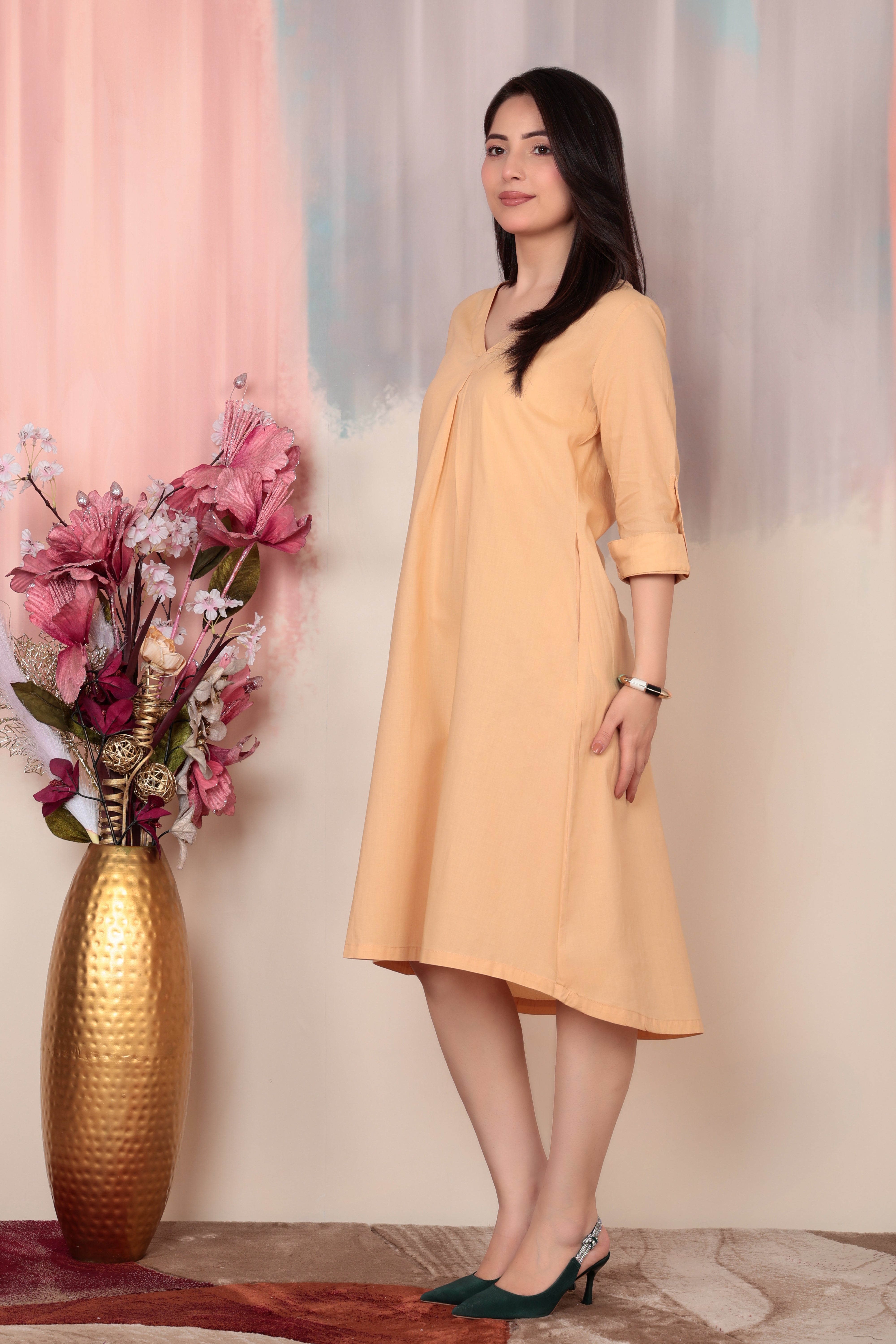 Beige v-neck pleated dress with sleeves [100% pure cotton]