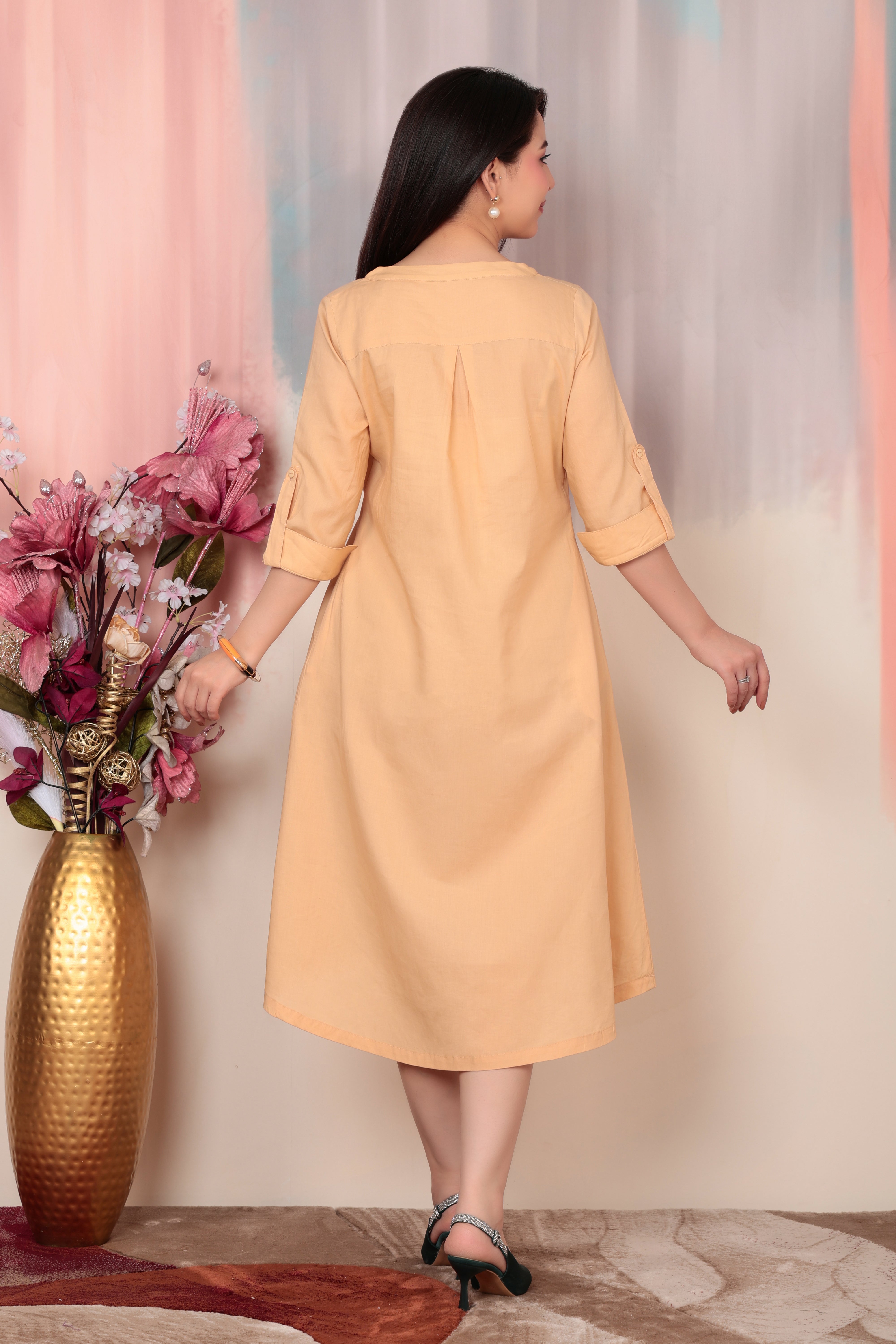 Beige v-neck pleated dress with sleeves [100% pure cotton]
