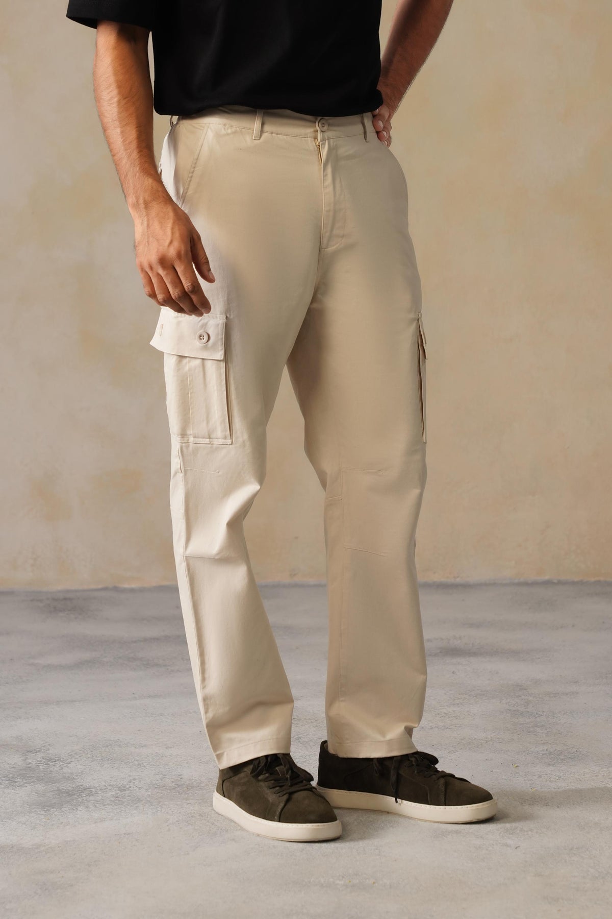 Men off white stretchable biowash HQ cotton travel cargo bottom with superior elastic belt.