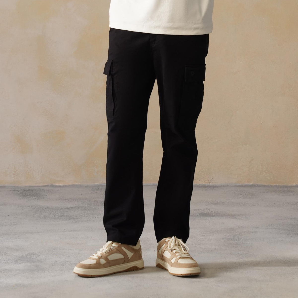 Men black stretchable biowash HQ cotton travel cargo bottom with superior elastic belt.