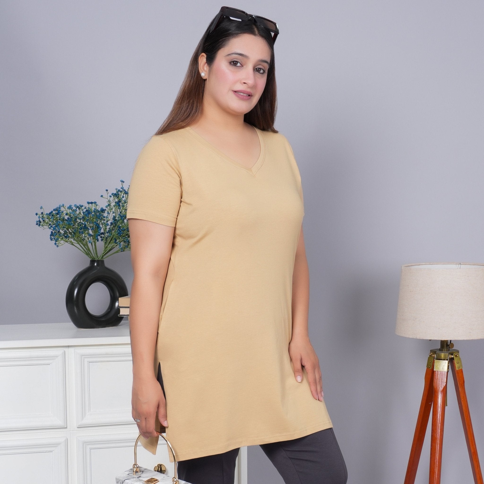 Beige long v neck cotton lycra t-shirt with pockets - Long cotton t-shirt